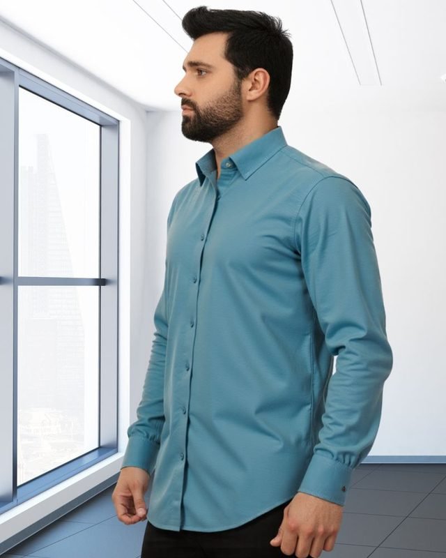 Camisa social slim Azul Médio, Ref. 06, vestida por modelo