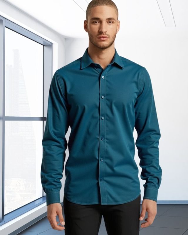 Camisa social slim Verde Jade, Ref. 08, vestida por modelo