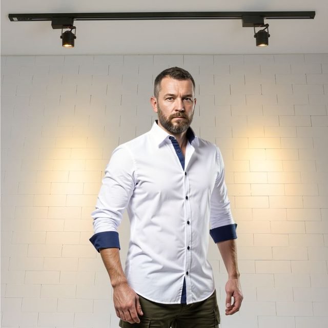 Camisa social slim Branca com Detalhe Marinho, Ref. 11, vestida por modelo